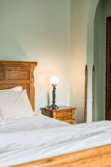 Peaceful Easy Feelings - King Sized Bed - Sleeps 2 Apartment Линчбърг Екстериор снимка