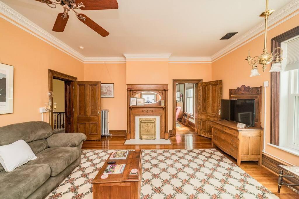 Peaceful Easy Feelings - King Sized Bed - Sleeps 2 Apartment Линчбърг Екстериор снимка